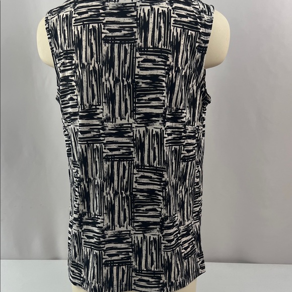 NWOT‎ Kasper Black and White Abstract Pleated Sleeveless Blouse Size Medium - Picture 2 of 10
